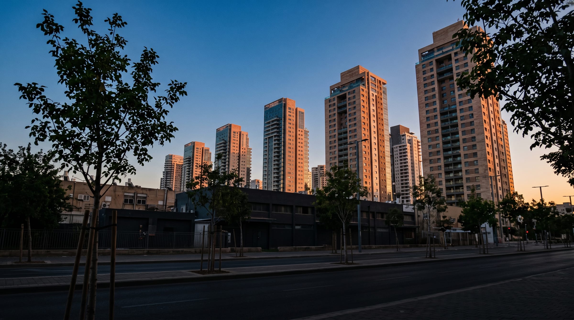 מגדלי מגורים חדשים בשקיעה, שדרה בצל